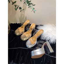 ͸��ˮ��һ����Ь�߼����⴩�߸�ЬŮ�ָ��ļ���ɫ��ʽ��ˮ̨����