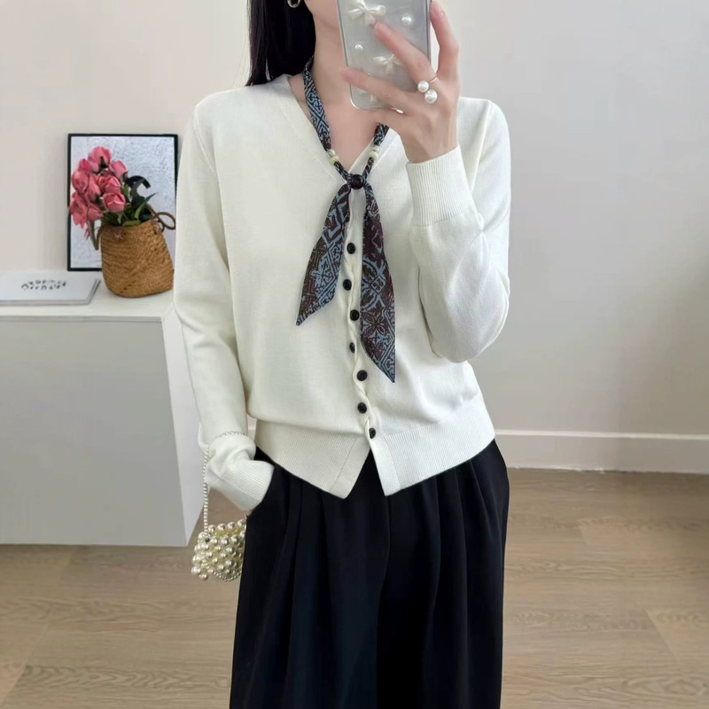Korean-style V-neck knit cardigan with a silk scarf, a simple and versatile piece for women, 2026 autumn/winter new collection, solid color, slim-fit, long-sleeved top