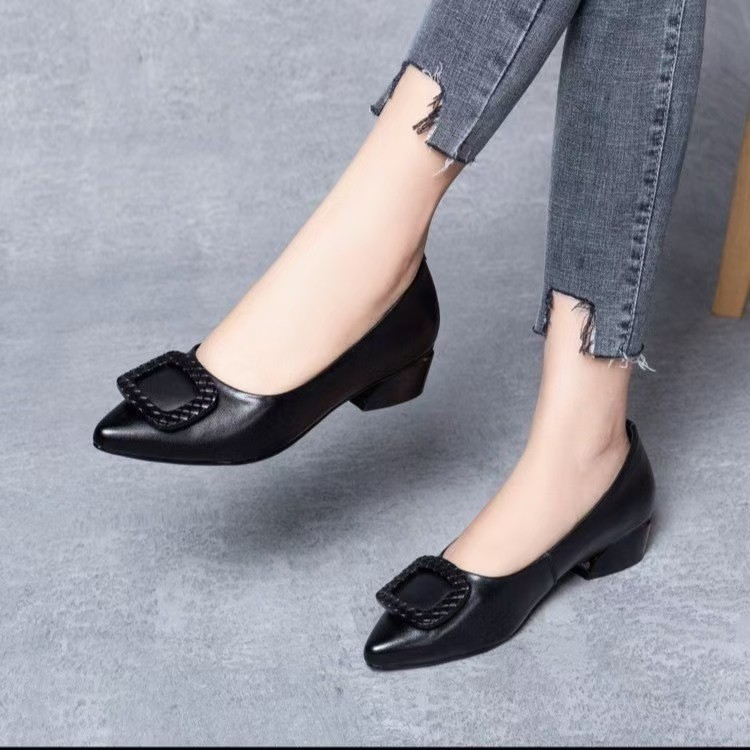 2026 nuevo primavera y verano zapatos de cuero suave zapatos de madres de mediana edad zapatos de suela plana para mujeres con suela suave no cansada zapatos de pies