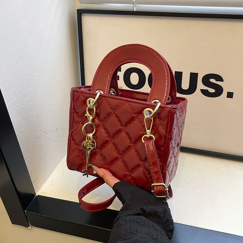 Новая маленькая сумка с стеганой вышивкой для женщин, новинка 2025 года, женская сумка в корейском стиле, универсальная сумка через плечо, ручная сумка принцессы Дианы