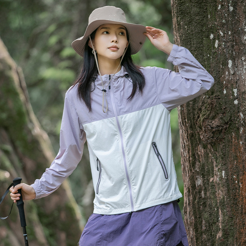Ropa de protección solar al aire libre de montaña para hombres y mujeres de verano nueva seda de hielo delgada impermeable ropa de moda de protección solar pareja chaqueta encapuchada