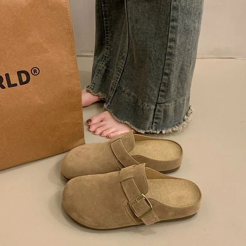 Zapatillas de botellas de mujer con un pedazo de botellas de botellas de botellas con una cabeza de media zapatilla fría con un fondo plano ligero