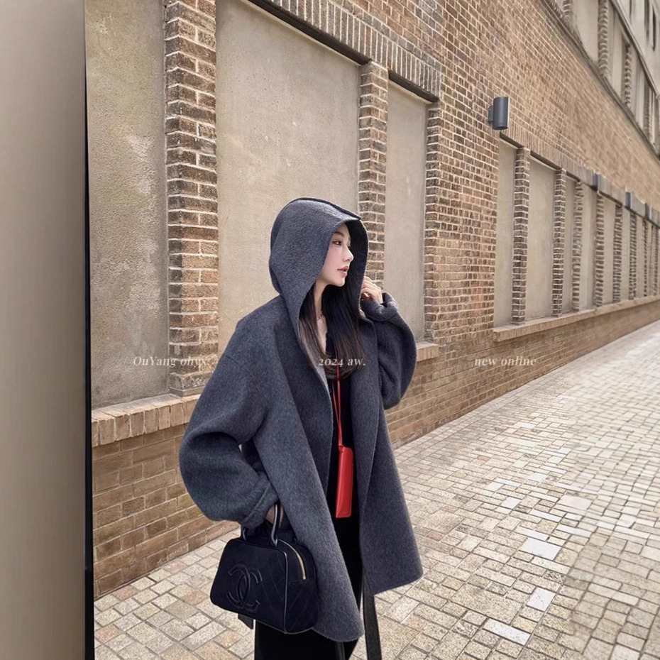 짙은 회색