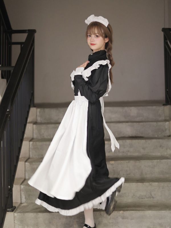 男はメイド服を着て女装しています。|undefined