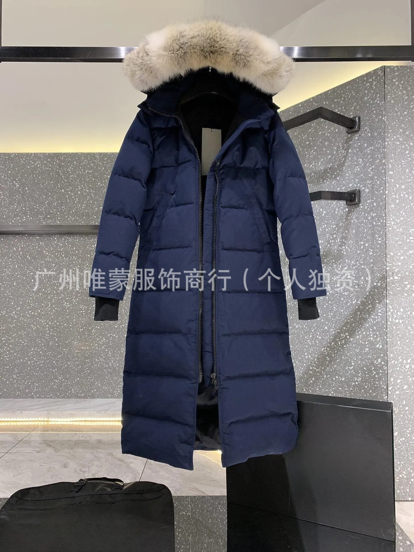 진한 파란색/큰 늑대 머리 [빨간색 배지]