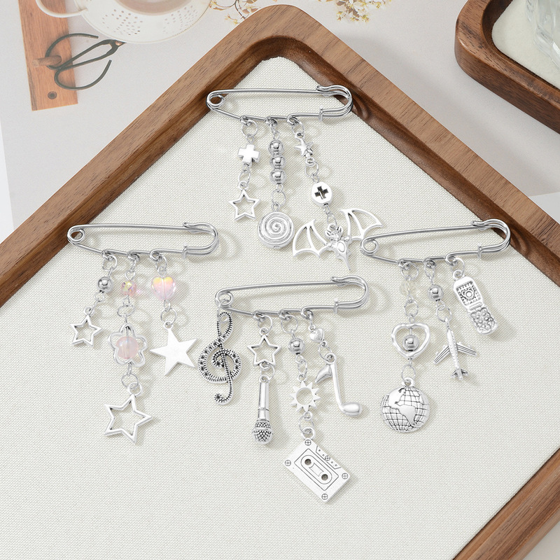 Cross-Border Popular Creative Fashion Personality Silver Musical Note Hollow Bat Fish Cake Star Pin Keychain Cross-Border Popular Creative Fashion Personality Silver Musical Note Hollow Bat Fish Cake Star Pin Keychain