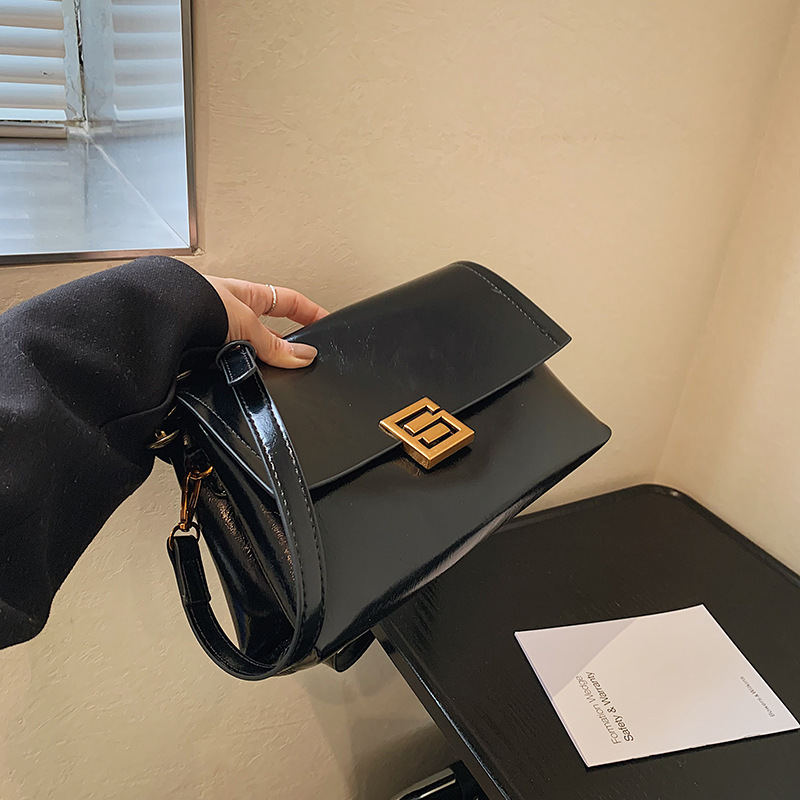 Bolso de axila de moda de lujo ligero de alta gama para mujer 2024 otoño e invierno nuevo nicho retro todo fósforo bolso de mensajero de un solo hombro