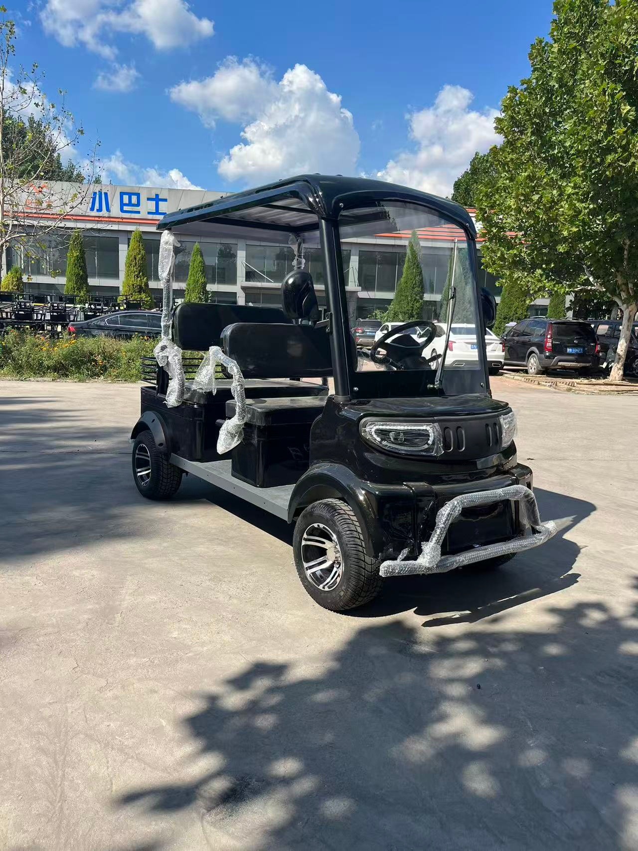 Electric four-wheeled vehicle for scenic sightseeing tours, customer pick-up and transportation, passenger-carrying electric vehicle with canopy, black
