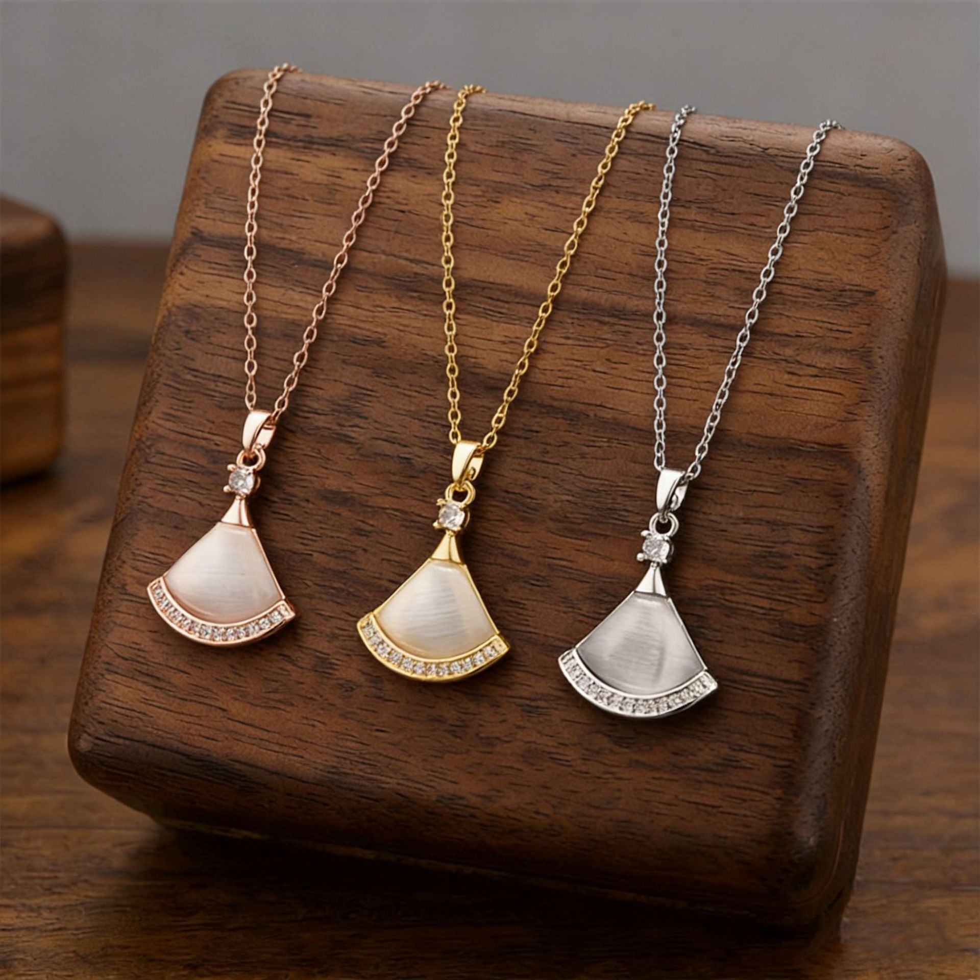 Japanese and Korean cross-border fashion online red same style small skirt White fritillary fan-shaped pendant titanium steel necklace Women's Light luxury clavicle chain