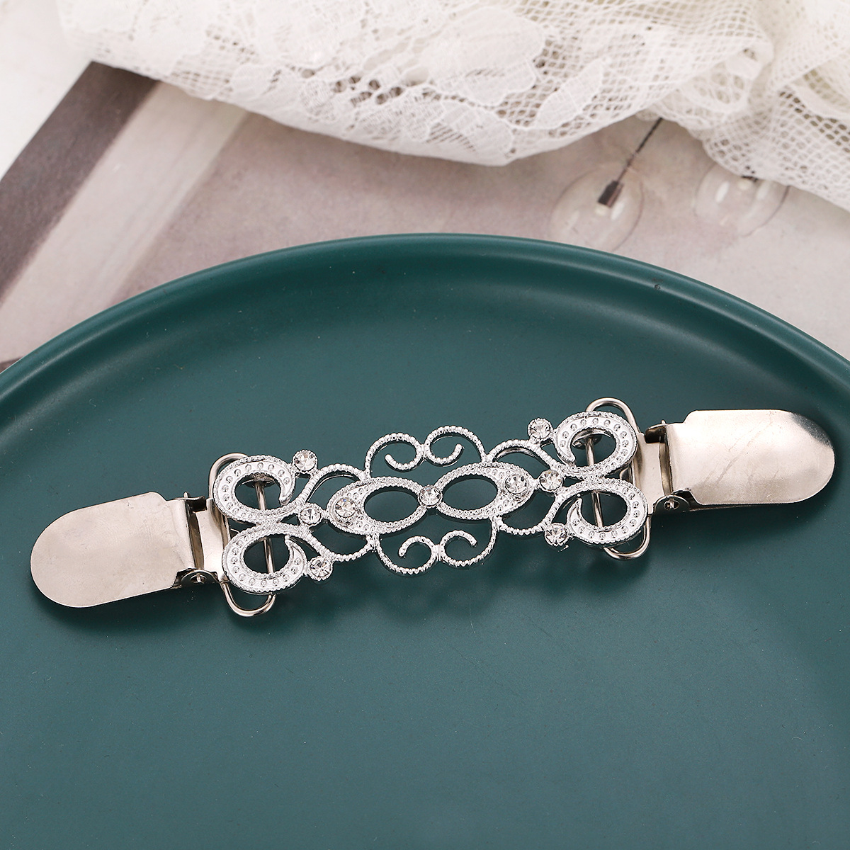 Europa y América retro aleación hueco flor hebilla broche de bronce hebilla mujeres suéter cardigan bufanda hebilla al por mayor