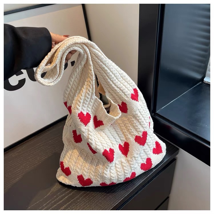 양모 가방 여성의 2024 새로운 패션 수제 니트 언더 암 가방 틈새 어깨 가방 클래스 울 토트 백