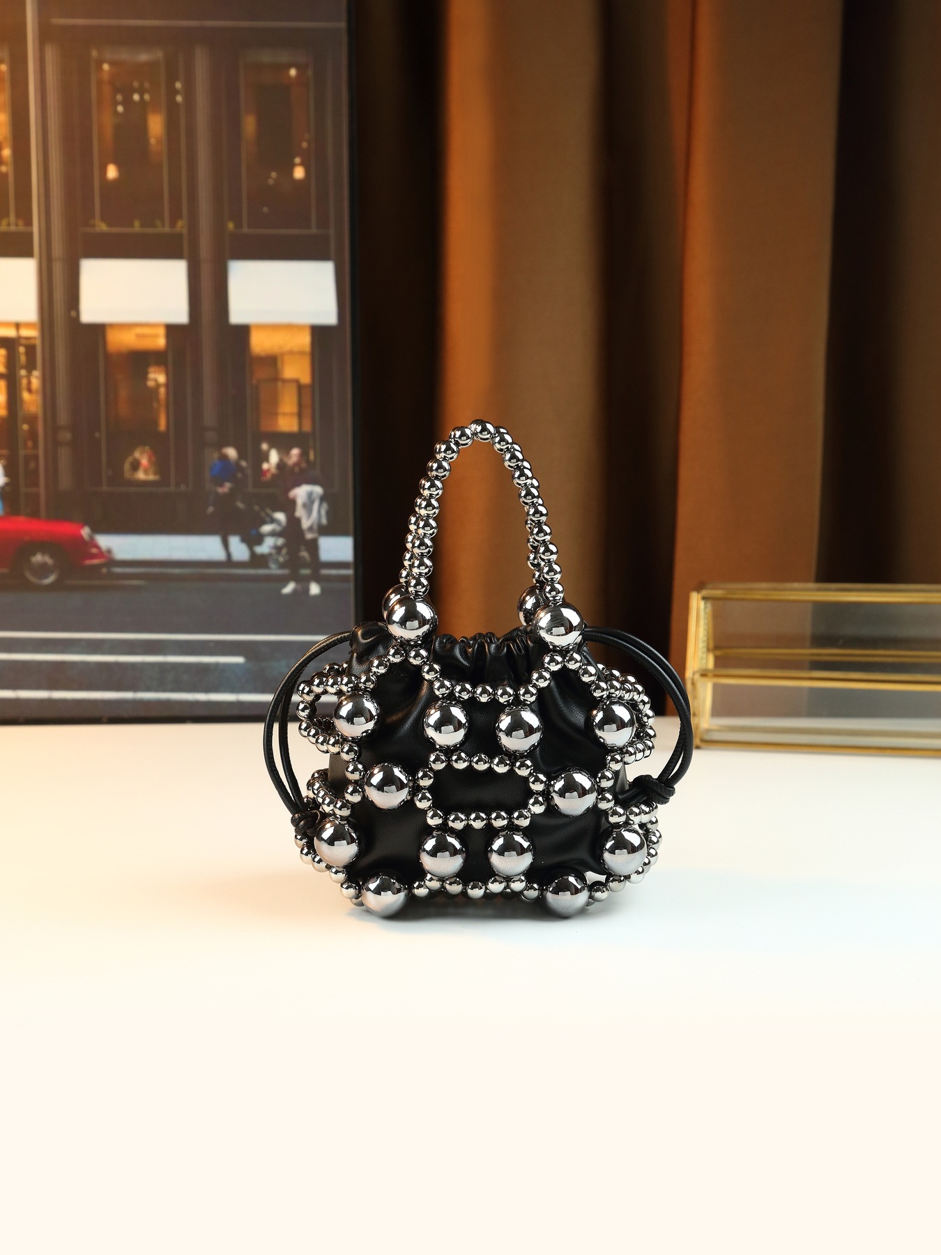 Borsa a secchiello donna con perle in metallo per sera_voghion.com