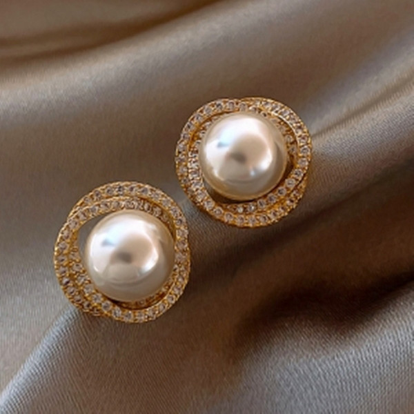 elegant earrings from pearl