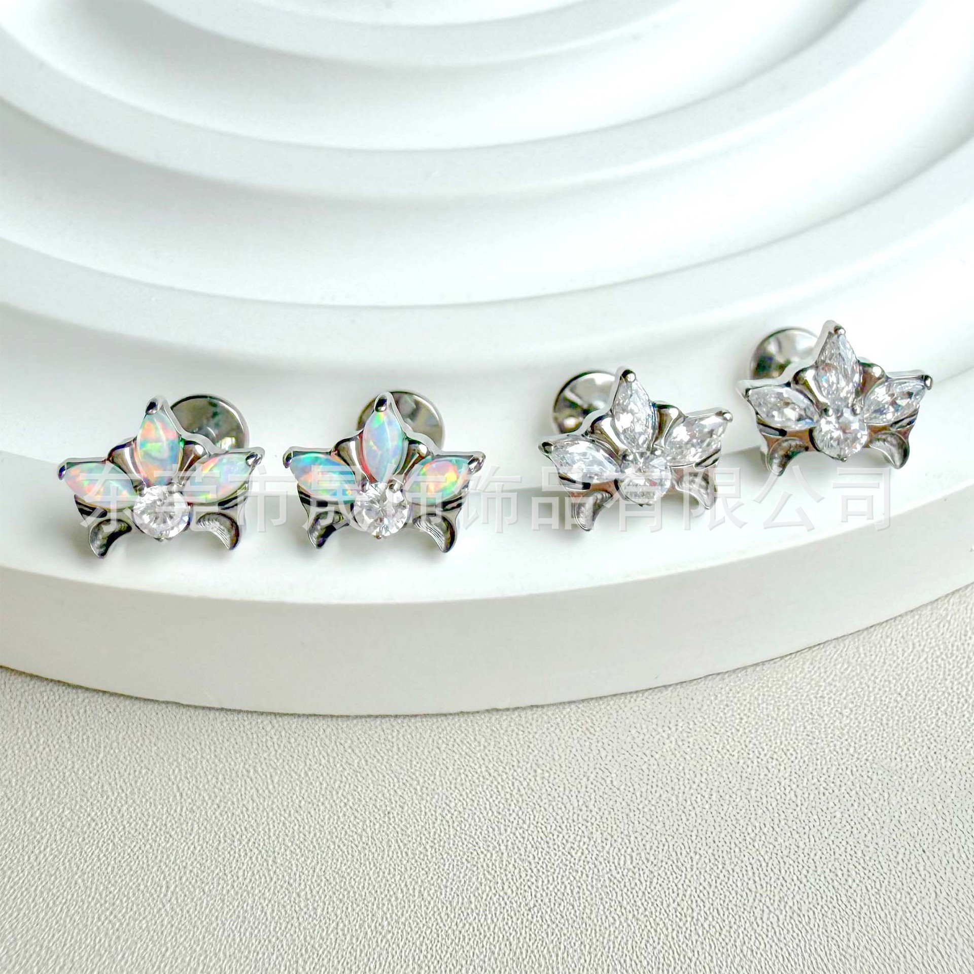 F136 Titanium Flower 卉型 Ear Stud Studded Cubic Zirconia Helix Cartilage Stud G23 Implant Grade Titanium 人体 Piercing Jewelry Cubic Zirconia Ear Stud