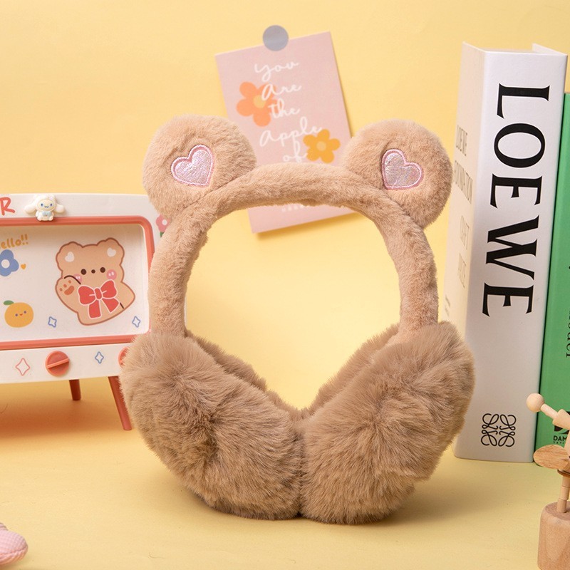 冬の日本のアニメのぬいぐるみの耳カバーの子供は耳を大切にします。|undefined
