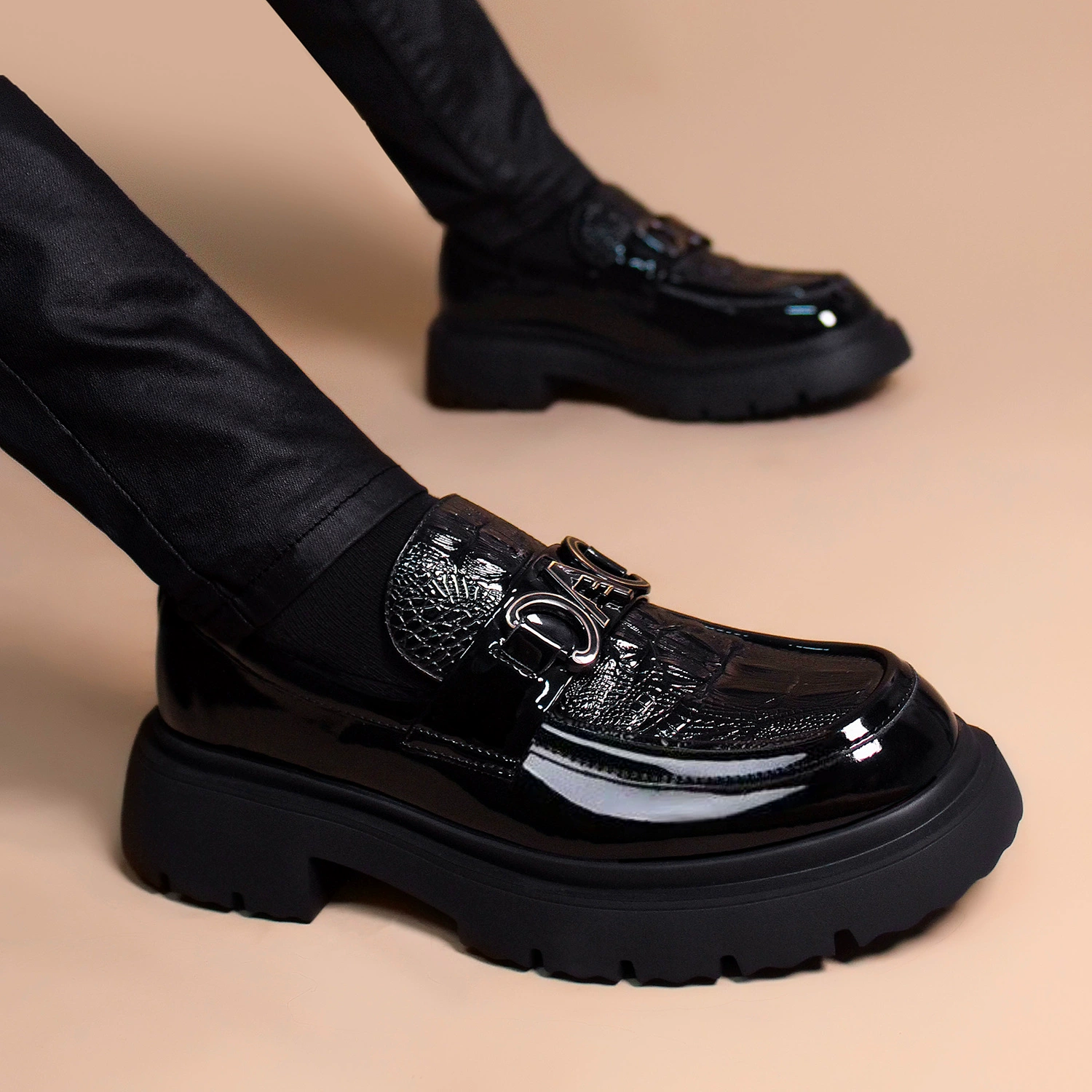 2025 одна педаль мужская обувь новая мужская обувь с мягким подошвением повседневная кожаная обувь мужская английская обувь с толстой подошвы повседневная тенденция