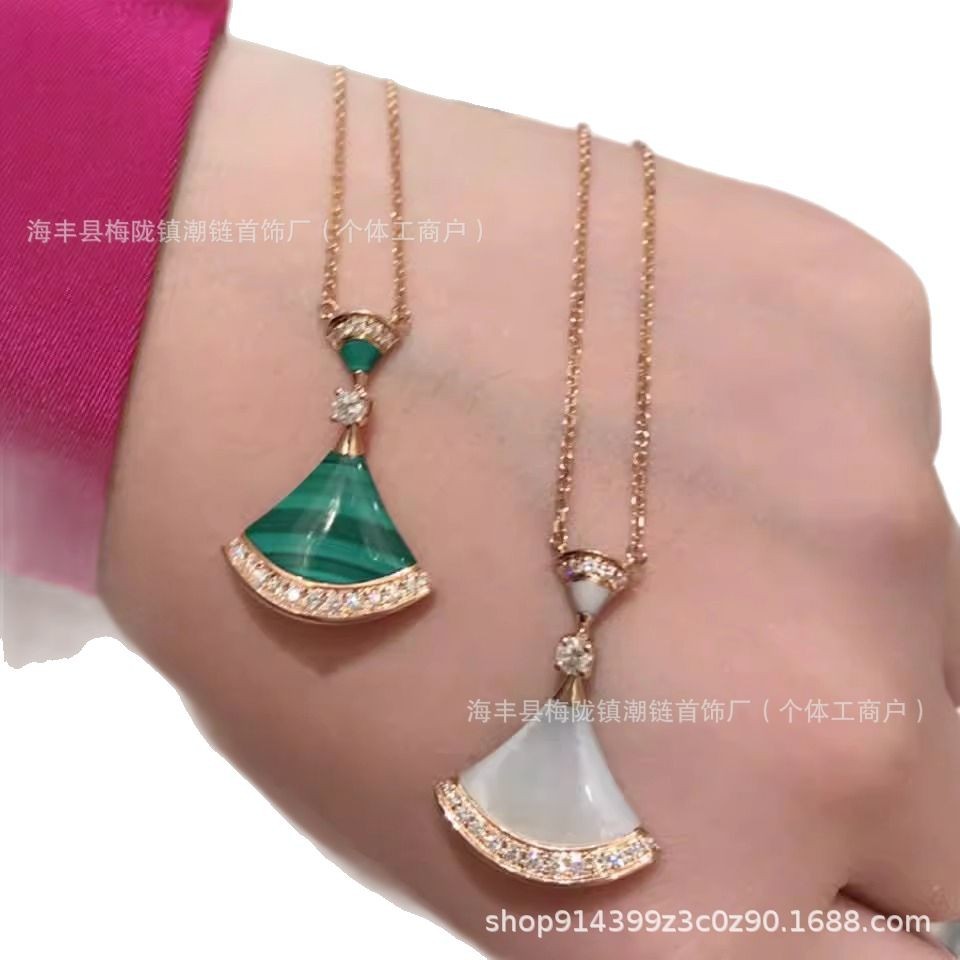 V金の小さいスカートのネックレスの女性の扇子の白い貝の母は18kのバラの金の扇形の玉髄のペンダントの鎖の代行をめっきします。