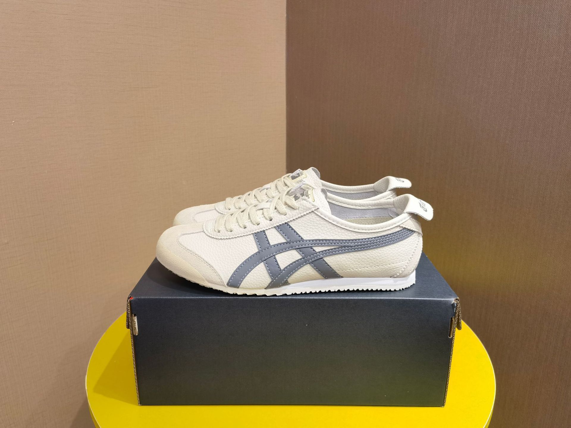 오트밀 컬러 가죽 표면