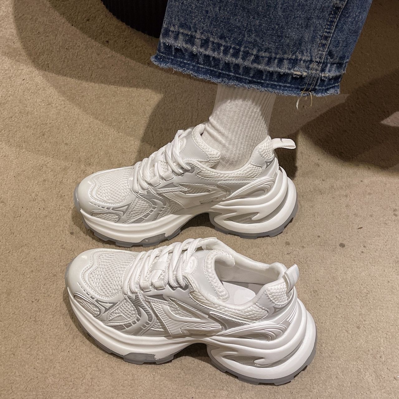 Blanco plateado, zapatos de suela gruesa para mujeres, primavera y verano de 2026, nuevos zapatos de nicho de malla transpirables para mujeres