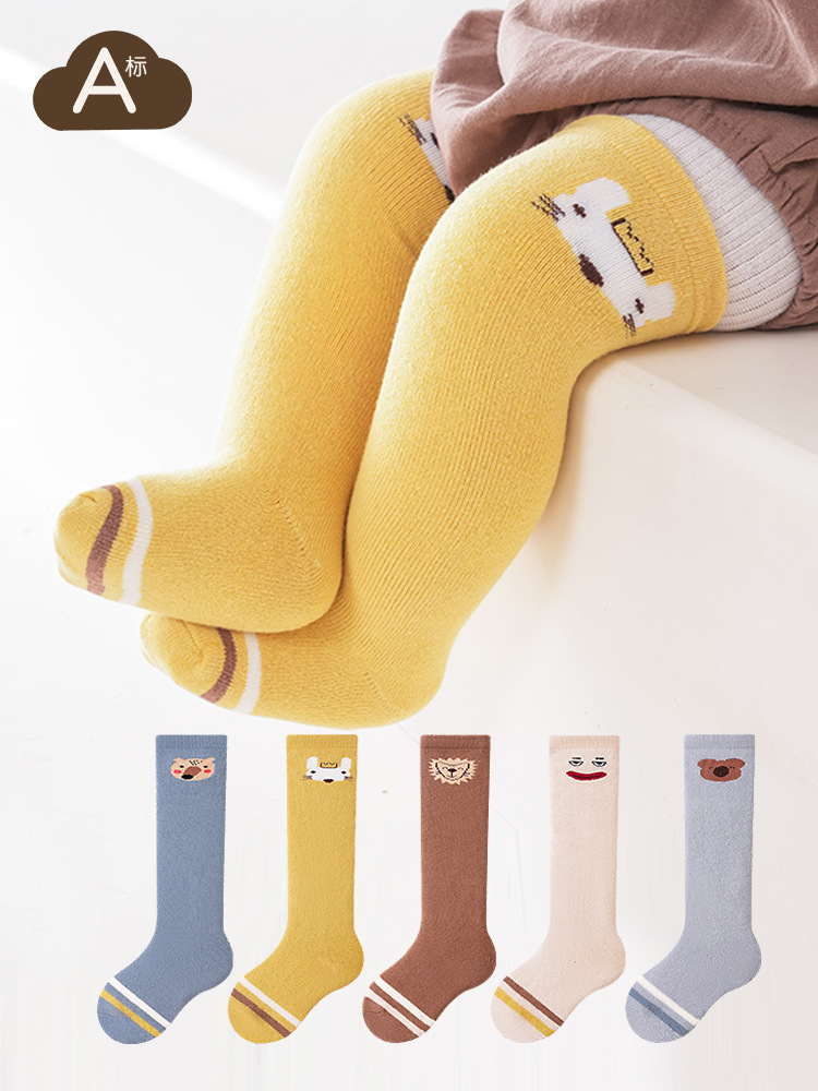Calcetines de rizo para niños Otoño/Invierno 2026, calcetines gruesos y cálidos para bebés, calcetines largos hasta la rodilla con dibujos animados, calcetines sueltos para bebés al por mayor.