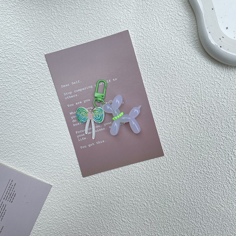 Perro globo mariposa verde