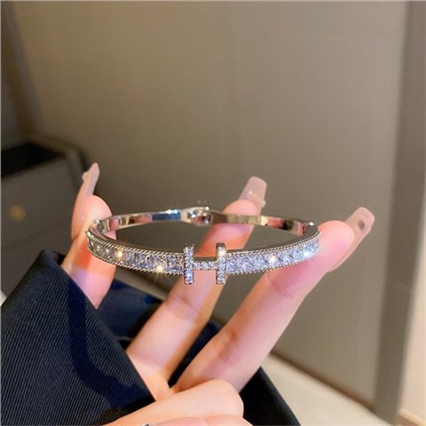 Bracelet with letters, letter H