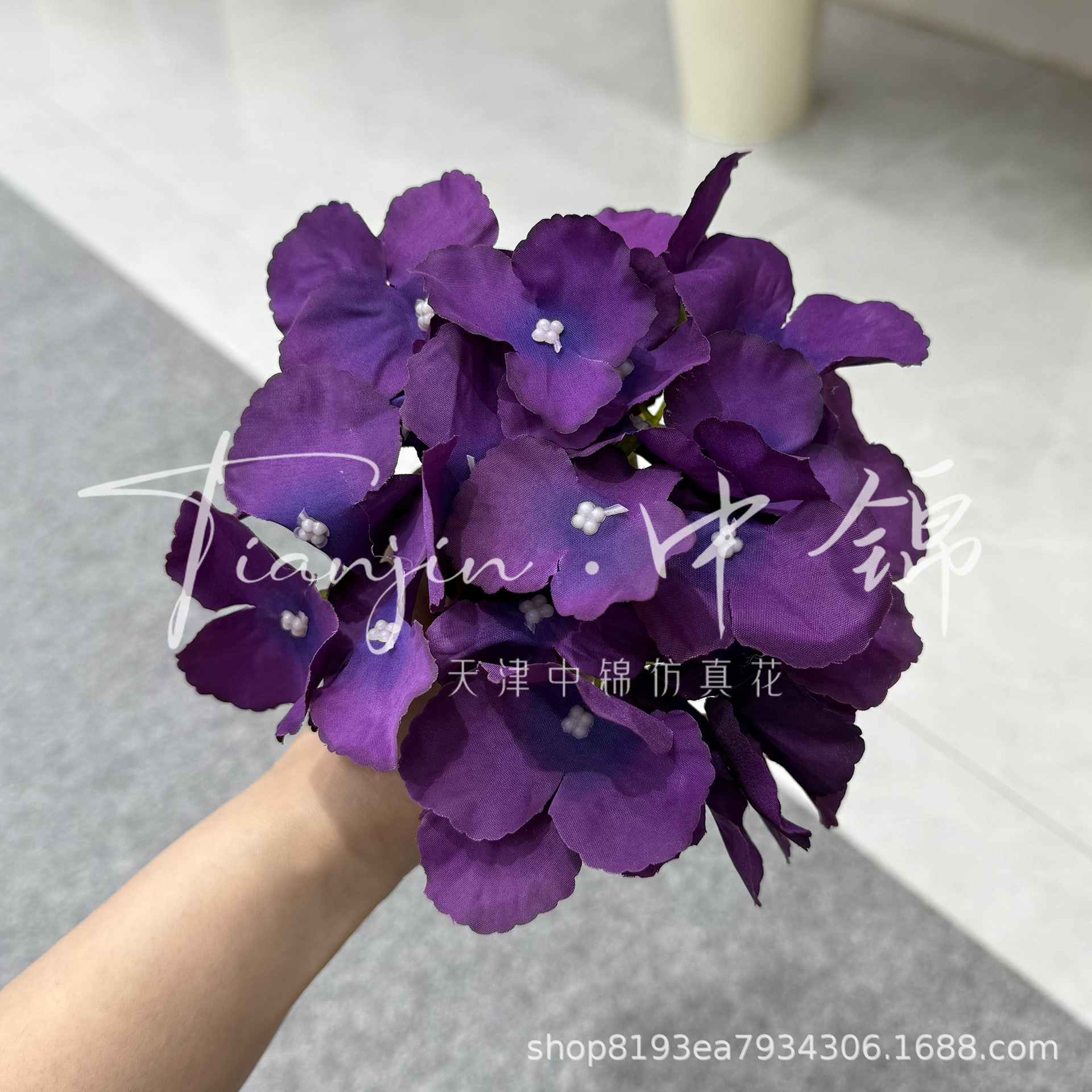 진한 보라색 꽃 머리