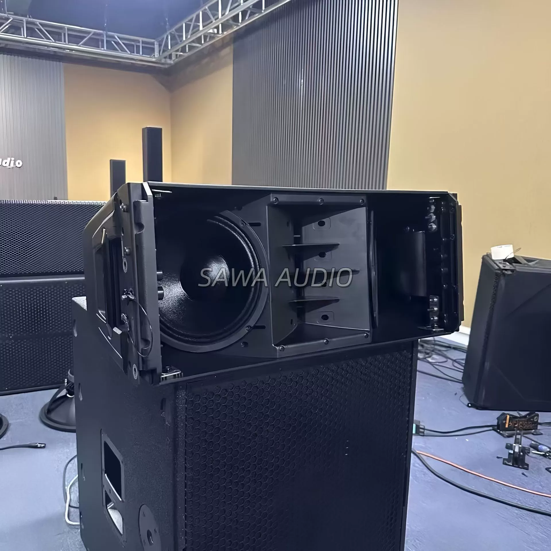 Профессиональная линейная звуковая система для сцены на открытом воздухе, двухканальная, с двумя 10-дюймовыми динамиками, мощностью 20А/30А, высокомощная акустическая система.