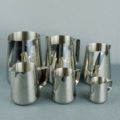 現物の尖った口のミルクカップにミルクミルクティーカップを入れてワックスカップを溶かします。