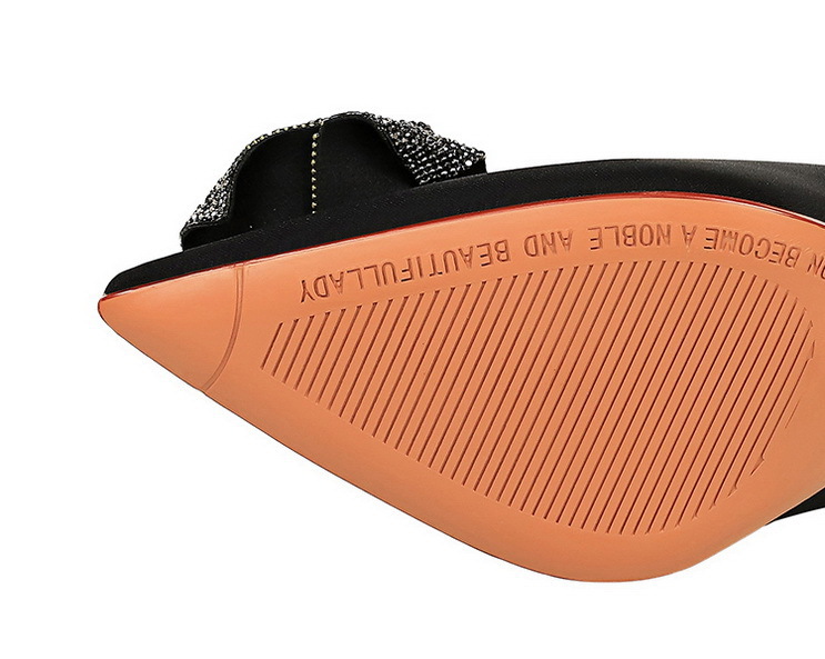 Eleganta damskor med hög klack i satin med strassblomma_voghion.com