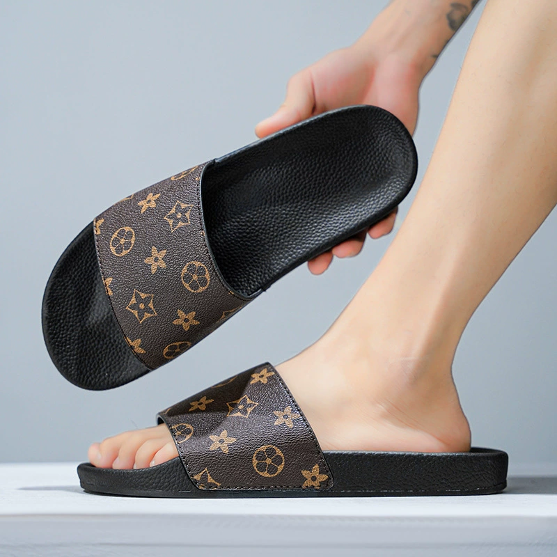 Модные тапочки мужчины носят большие размеры, чтобы наступить на фекалии летом