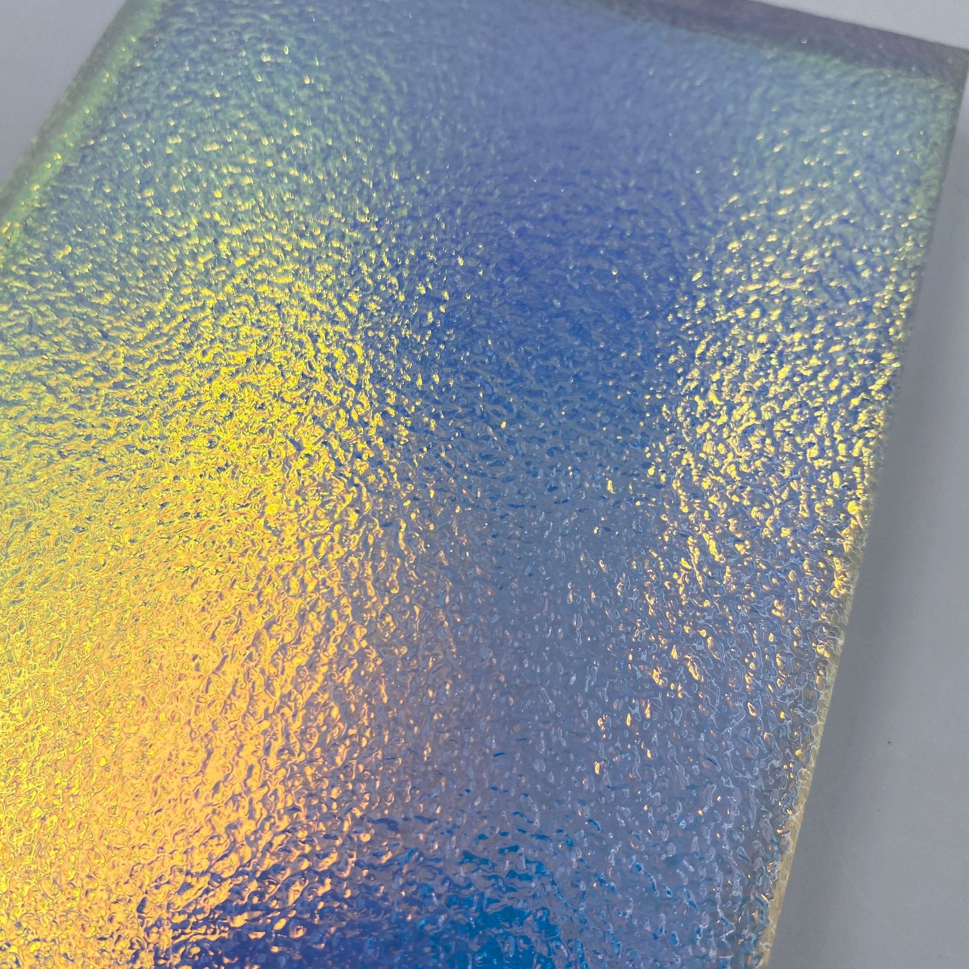 幻彩橘皮亚克力板炫彩桔皮镭射渐变色有机玻璃梨纹隔断板屏风