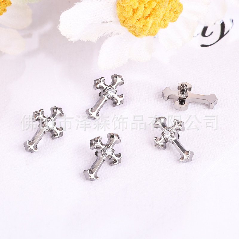 16G labret stud size and finish detail