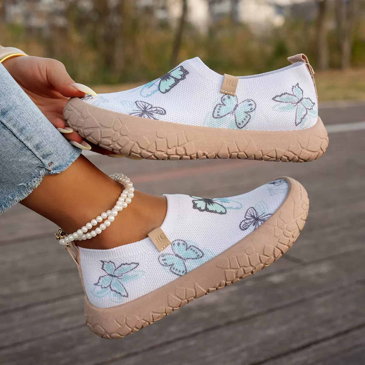 女鞋春秋款内增高软底透气健步鞋加宽防滑一脚蹬懒人运动休闲鞋