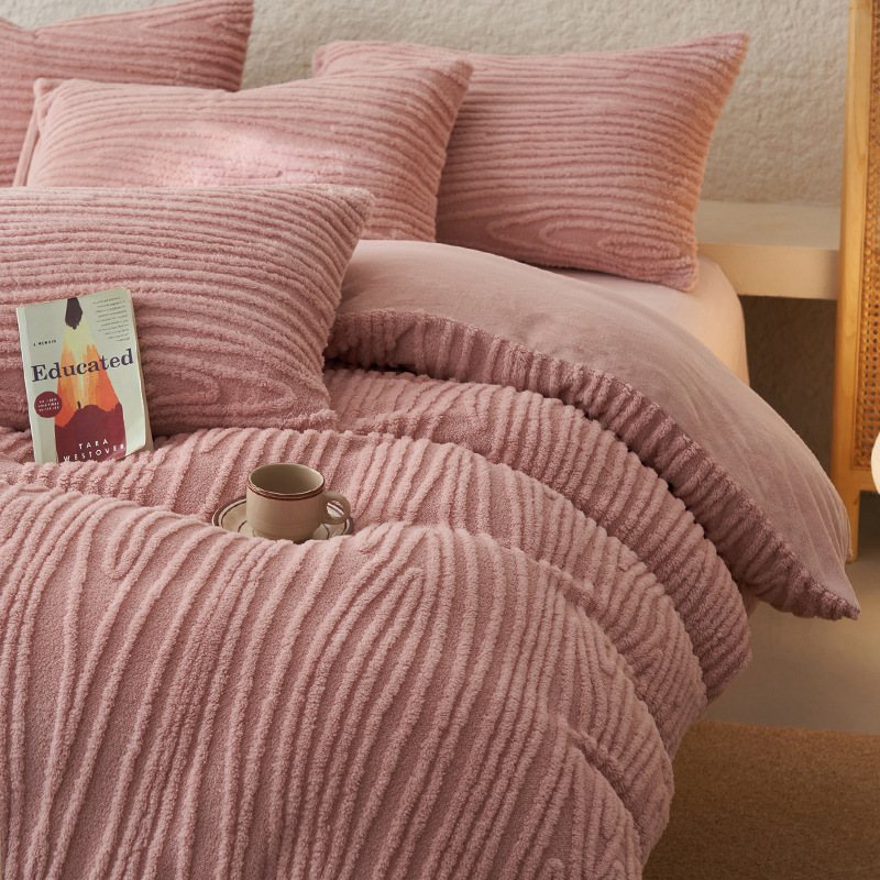 Invierno engrosado de leche de lana de cuatro piezas con lana de coral cálida cubierta de sábanas de flanela cubierta de cama