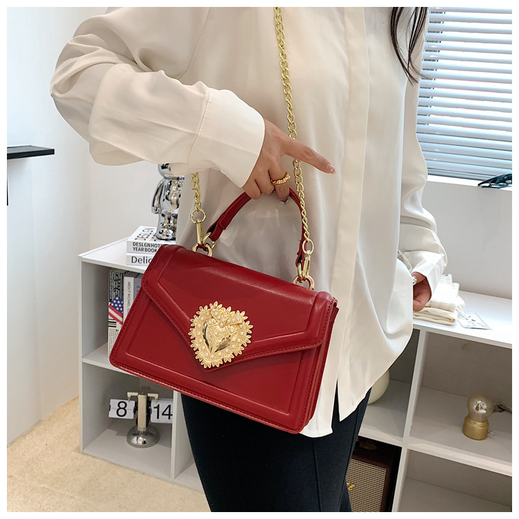 Bolsas Nova Moda Bolsa Feminina Bolsa Transversal de Alta Qualidade Bolsa Feminina com Corrente Bolsa Love Pearl Estilo Europeu e Americano Bolsa Quadrada Pequena_voghion.com
