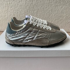 莞版の高品質のm 6マギラのフラットベルトの軽やかなカジュアルな運動靴の薄い底の復古のランニングシューズは古いです。