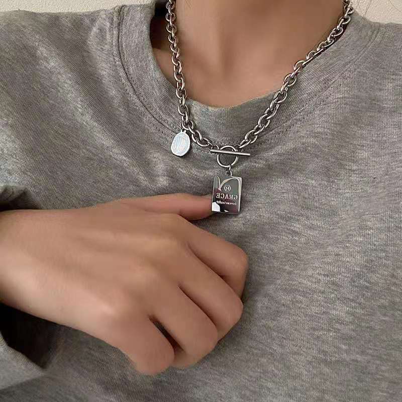 Collana con ciondolo a forma di lettera con segno quadrato e rotondo in acciaio al titanio Hip Hop, in rete rossa, con semplice catena per maglione lunga_voghion.com
