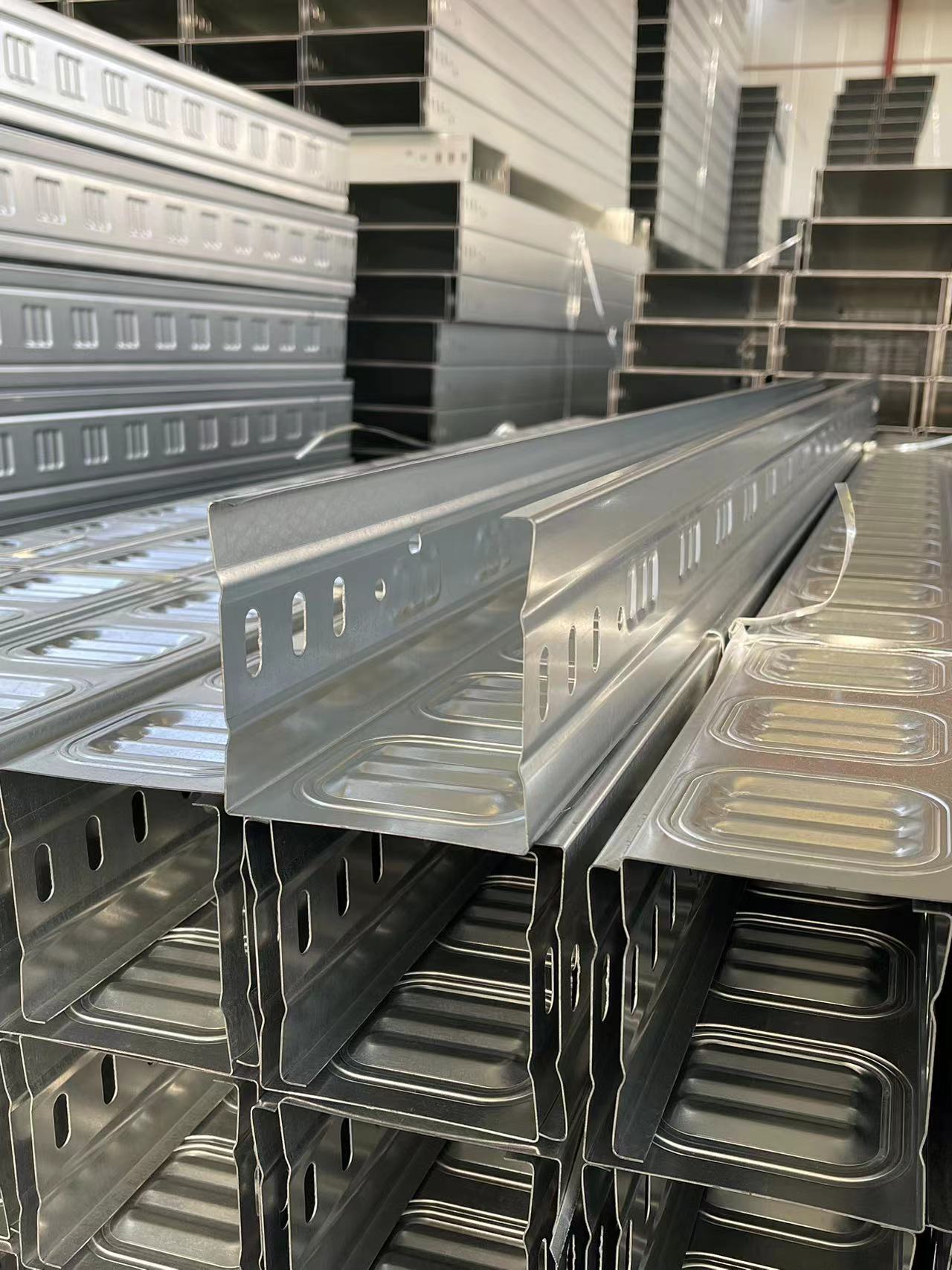 模压增强型桥架镀锌桥架 金属防火不锈钢铝合金喷塑槽式桥架厂家