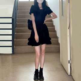 小黑裙2024新款夏季设计感小众短裙法式赫本风气质黑色连衣裙子女