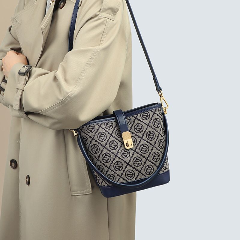 Túi tote nữ cỡ lớn họa tiết monogram, đeo vai và đeo chéo đi làm — màu xanh, Màu xanh (phiên bản công khai), màu đen, Màu đen (phiên bản công khai)