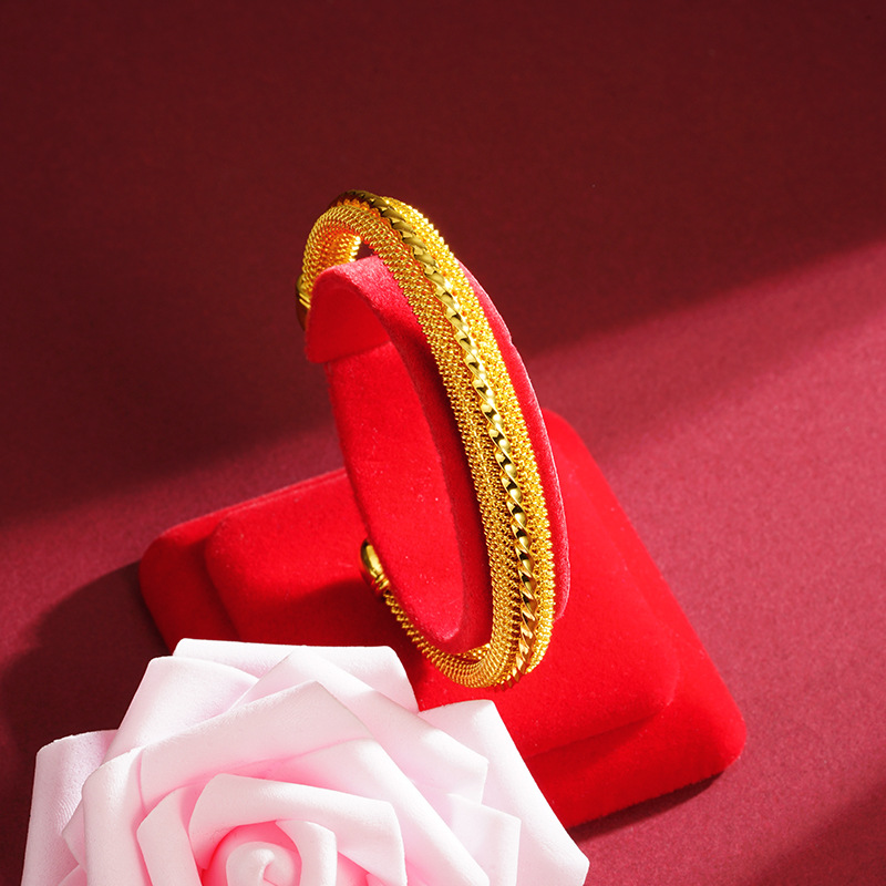 Pulsera de oro de arena hueca tallada Pulsera abierta en forma de C no se desvanece durante mucho tiempo Moda de imitación de oro boda al por mayor popular en línea