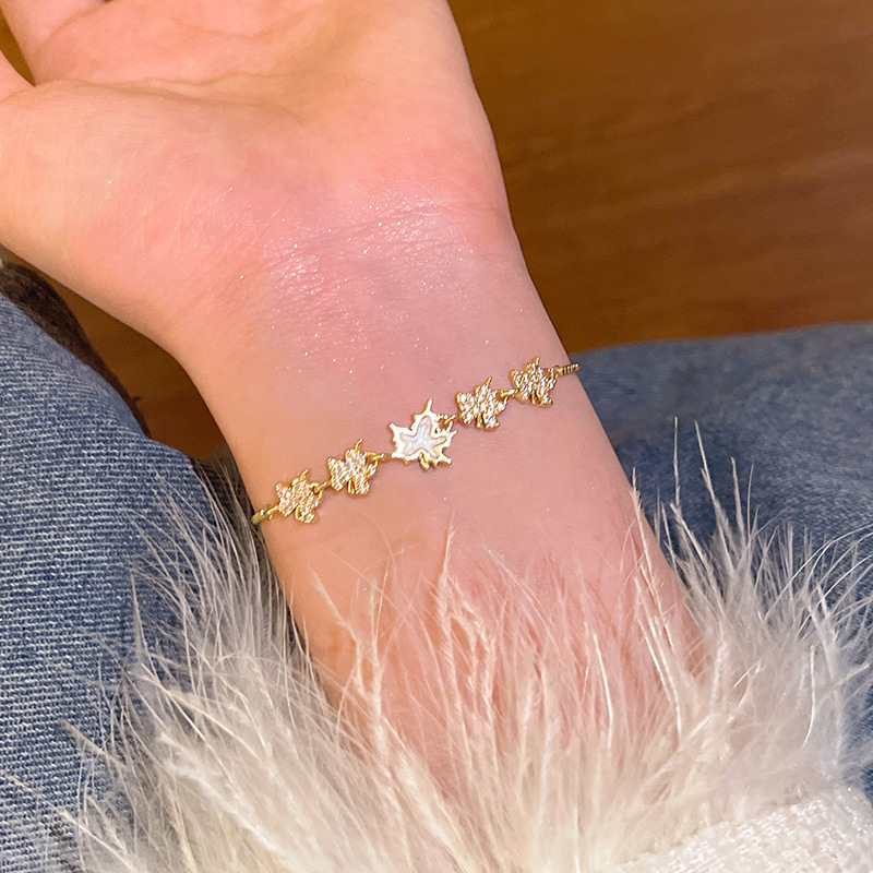 韓国の新しい真珠のブレスレットの小衆は高級感の精巧なジルコンの愛の手の串の気質の蝶結びのブレスレットを合わせます。