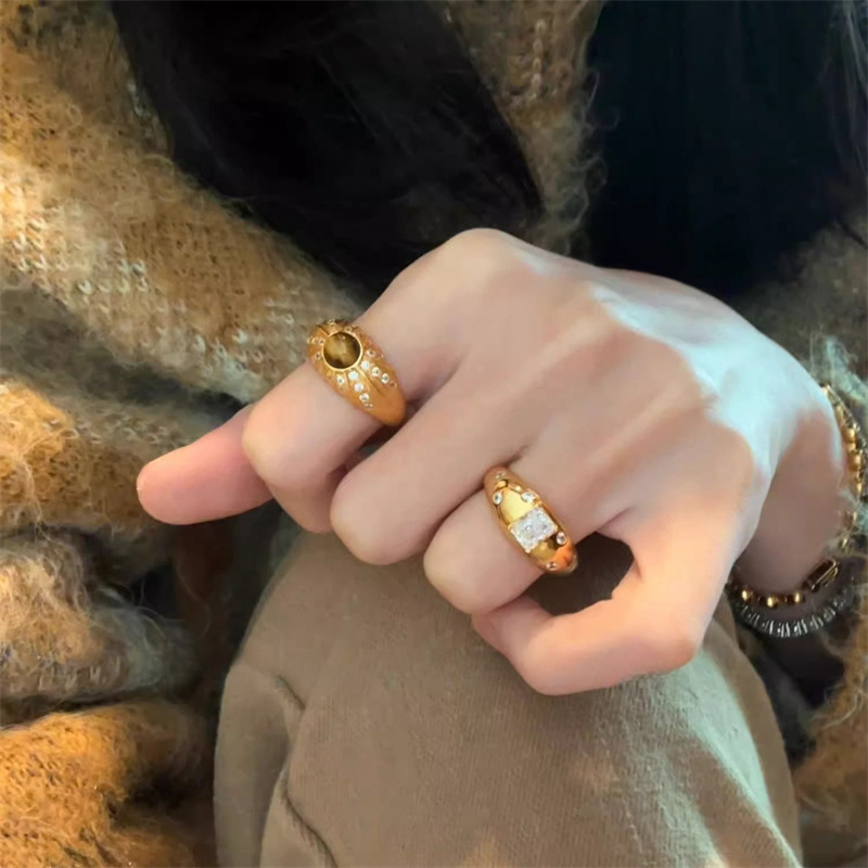 金色拉絲虎眼石方鑽戒指女小眾設計高級感食指戒輕奢復古精緻指環