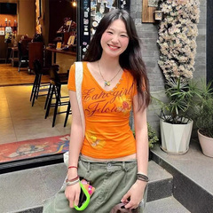 美式复古橘色v领正肩t恤女夏季花朵印花短袖修身显瘦辣妹短款上衣