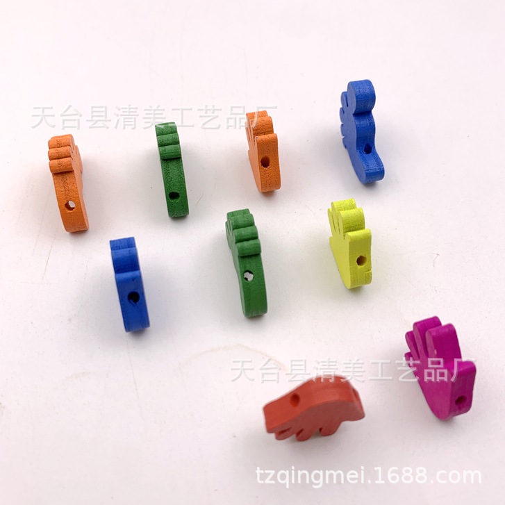 Colores de pies, palmas, botones de madera mezclados, palmas de 5mm de grosor, forma de pies, botones para niños, 50 piezas por paquete