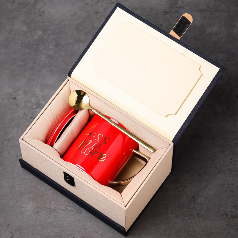 Taza de oro, taza de cerámica, taza de agua, taza de café, cuchara dorada, logotipo grabado de publicidad