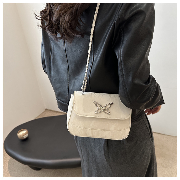 This is a trendy, casual, fashionable and simple crossbody bag for women with a niche design in the autumn of 2024 undefined