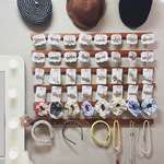 饰品展示架上墙首饰挂墙置物架实木服装店耳钉耳饰耳环墙上收纳架