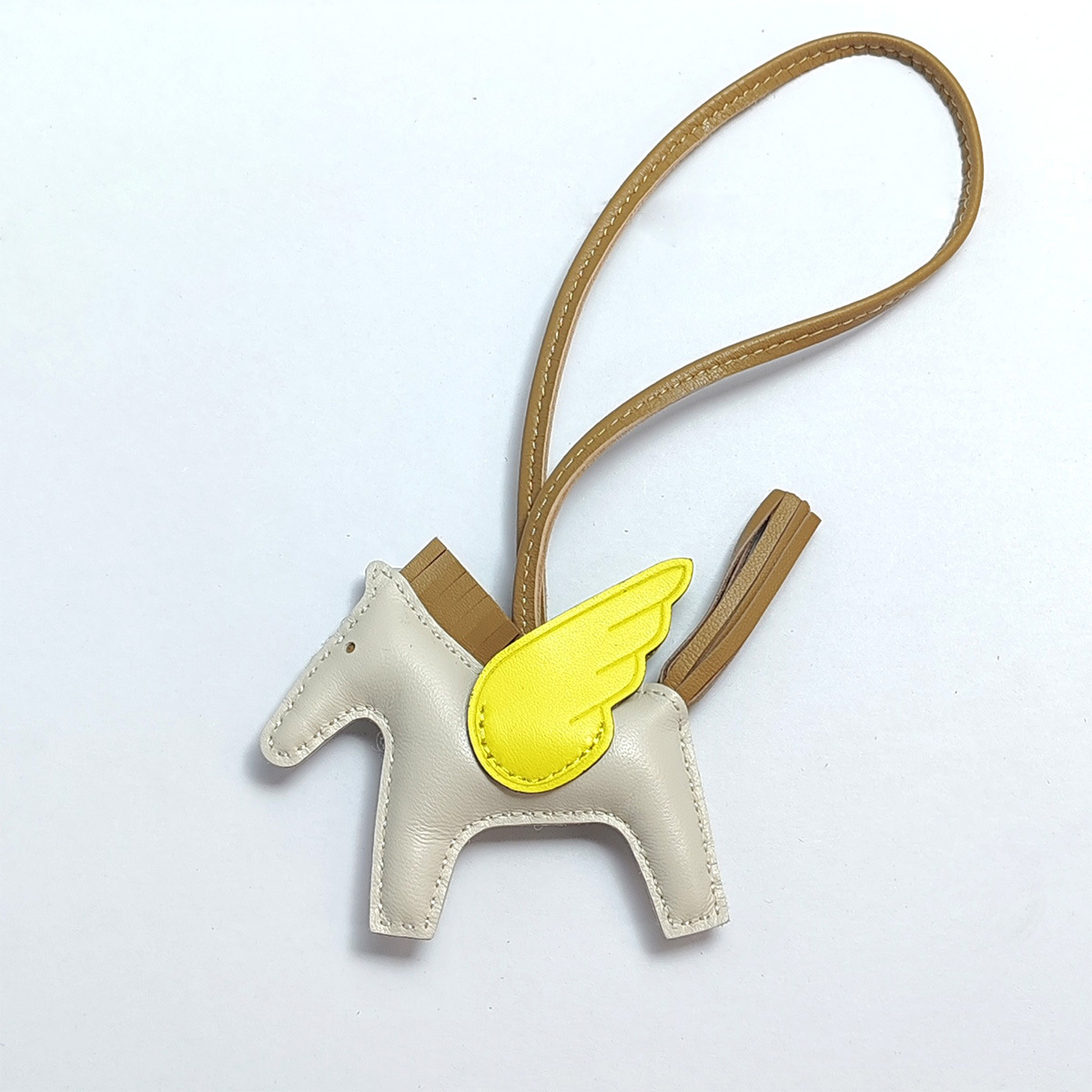 Cute Angel Little Pegasus Colgante Pit Edition H Home Colgante de bolso de caballo cosido a mano Colgante de cuero de oveja Llavero Colgante